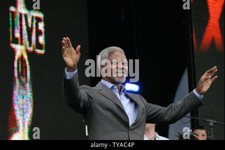 Il Segretario Generale delle Nazioni Unite Sig. Kofi Annan risolve la folla durante il Live 8 concerto in Hyde Park a Londra in Inghilterra Luglio 2, 2005. Il concerto, tenutasi contemporaneamente in diverse città in tutto il mondo tra cui Parigi, Berlino, Philadelphia e Roma, è destinato a richiamare l attenzione al mondo della povertà in anticipo della prossima settimana della riunione del G8 in Scozia. (UPI foto/David Silpa) Foto Stock