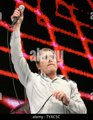 Cantante Roger Daltrey del chi compie durante il Live 8 concerto in Hyde Park a Londra in Inghilterra Luglio 2, 2005. Il concerto, tenutasi contemporaneamente in diverse città in tutto il mondo tra cui Parigi, Berlino, Philadelphia e Roma, è destinato a richiamare l attenzione al mondo della povertà in anticipo della prossima settimana della riunione del G8 in Scozia. (UPI foto/David Silpa) Foto Stock