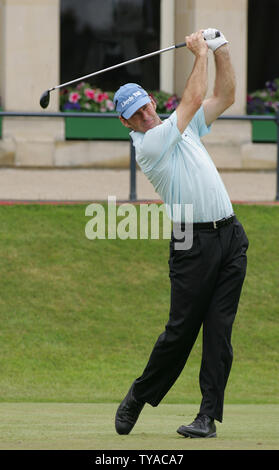 Golfista britannico Nick Faldo aziona la pallina sul finale il giorno di pratica nel 2005 al British Open di golf sul vecchio corso di St.Andrews mercoledì 13 luglio 2005. (UPI foto/Hugo Philpott) Foto Stock