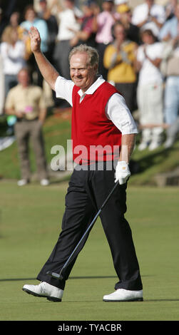 Golfista americano Jack Nicklaus onde un emotivo addio al diciottesimo green nel suo ultimo British Open Championship sul vecchio tracciato della st Andrews venerdì 15 luglio 2005. (UPI foto/Hugo Philpott) Foto Stock