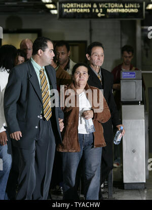 I membri del brasiliano De Menezes family (L-R) fratello,madre Maria Otone e padre Matuzinho visita Stockwell stazione della metropolitana dove il loro figlio e fratello di 27 anni Jean-Charles de Menezes era stato erroneamente identificato come un attentatore suicida e tiro sette volte dalla British Metropolitan Police al momento degli attentati terroristici di Londra di mercoledì 28 settembre 2005. La famiglia sono venuti a Londra per cercare risposte e giustizia per il loro figlio morto. (UPI foto/Hugo Philpott) Foto Stock