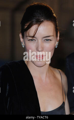 Attrice britannica Olivia Williams assiste la prima mondiale di "Le cronache di Narnia: Il leone, la strega e l'armadio' alla Royal Albert Hall di Londra il 7 dicembre 2005.(UPI foto/Rune Hellestad) Foto Stock