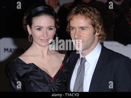 Inglese attrice Emily Mortimer e attore americano Alessandro Nivola frequentare la British premiere di "punto di aggancio" a Curzon, Mayfair di Londra il 18 dicembre 2005.(UPI foto/Rune Hellestad) Foto Stock