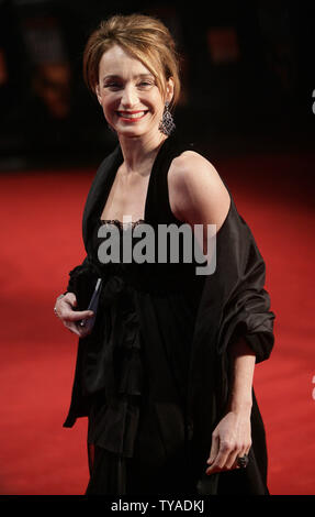 Attrice britannica Kristin Scott Thomas arriva a Londra il Leicester Sq per il British Academy Film Awards di domenica 19 febbraio 2006.(UPI foto/Hugo Philpott) Foto Stock