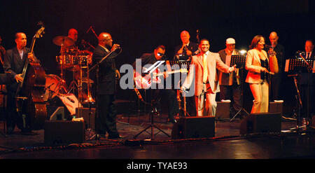 Banda cubano Buena Vista Social Club eseguire a Sadler's Wells a Londra il 24 aprile 2006. (UPI foto/Rune Hellestad) Foto Stock