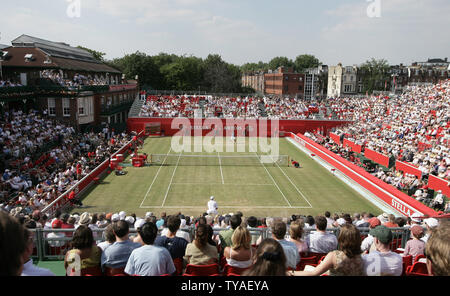 Una vista del centro di corte a Queens Club durante il Semi-Final del 2006 Stella Artois tennis championship tra americano Andy Roddick e American James BLAKE a Londra il sabato 17 giugno 2006.Blake ha vinto la partita 7-5 6-4. (UPI foto/Hugo Philpott) Foto Stock