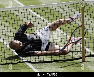 Americano Andre Agassi cade durante la sua partita contro il russo Mikhail YOUZHNY al 2006 Boodles Challenge tournament in Stoke Park giovedì, 22 giugno 2006. Youzhny ha vinto la partita 6-3 7-6. (UPI foto/Hugo Philpott) Foto Stock