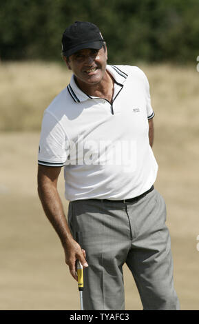 Spagna Severiano Ballesteros sorrisi durante la sua pratica rotonda al Royal Liverpool golf club in 135British Open Championship in Hoylake sulla luglio 19, 2006. (UPI foto/Hugo Philpott) Foto Stock