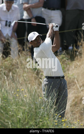 American Tiger Woods rigidi sul foro 8 al Royal Liverpool Golf Club in 135Open Championship in Hoylake Luglio 21, 2006. (UPI foto/Hugo Philpott) Foto Stock