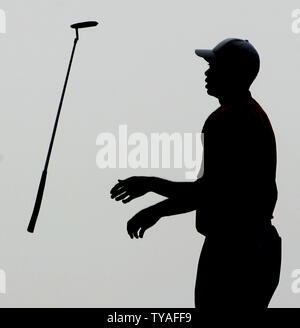 American Tiger Woods getta la sua putter in aria dopo bogeying xiv foro durante il terzo round della 135British Open Championship al Royal Liverpool Golf Club di Hoylake Luglio 22, 2006. (UPI foto/Hugo Philpott) Foto Stock