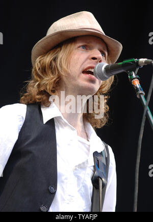 American cantante rock Beck esegue al V Festival di Hylands Park a Chelmsford in Inghilterra il 19 agosto 2006. (UPI foto/Rune Hellestad) Foto Stock