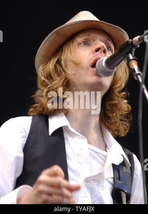 American cantante rock Beck esegue al V Festival di Hylands Park a Chelmsford,Inghilterra il 19 agosto 2006. (UPI foto/Rune Hellestad) Foto Stock