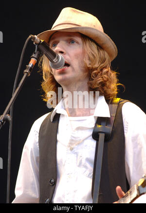 American cantante rock Beck esegue al V Festival di Hylands Park a Chelmsford in Inghilterra il 19 agosto 2006. (UPI foto/Rune Hellestad) Foto Stock