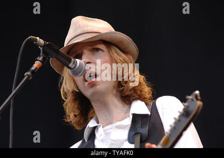 American cantante rock Beck esegue al V Festival di Hylands Park a Chelmsford in Inghilterra nel mese di agosto 19,2006. (UPI foto/Rune Hellestad) Foto Stock