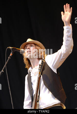 American cantante rock Beck esegue al V Festival di Hylands Park a Chelmsford in Inghilterra nel mese di agosto 19,2006. (UPI foto/Rune Hellestad) Foto Stock