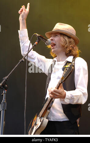 American cantante rock Beck esegue al V Festival di Hylands Park a Chelmsford in Inghilterra nel mese di agosto 19,2006. (UPI foto/Rune Hellestad) Foto Stock