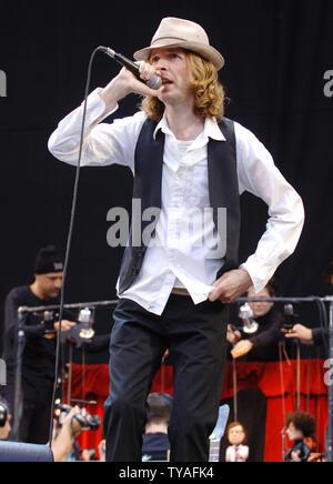 American cantante rock Beck esegue al V Festival di Hylands Park a Chelmsford in Inghilterra il 19 agosto 2006. (UPI foto/Rune Hellestad) Foto Stock