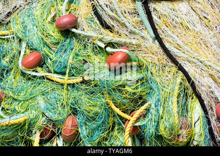 Green le reti da pesca e rosso galleggia,Corfù, Grecia Foto Stock