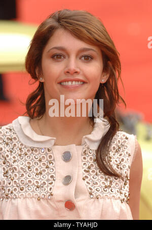 L'attrice francese Emma De Caunes assiste la premiere di 'Mr. Bean's Holiday" di Odeon Leicester Square a Londra il 25 marzo 2007. (UPI foto/Rune Hellestad) Foto Stock