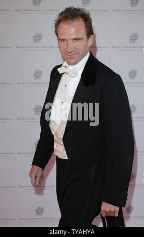 Attore britannico Ralph Fiennes assiste il 'Raisa Gorbachev Foundation parte" a Hampton Court Palace il 2 giugno 2007. (UPI foto/Rune Hellestad) Foto Stock