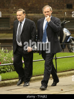 I membri del Parlamento Nick Brown (L) e Chief Whip Geoff HOON arrivano al n. 10 di Downing Street per la loro prima riunione del gabinetto con il nuovo primo ministro britannico Gordon Brown il 29 giugno 2007. (UPI foto/Hugo Philpott) Foto Stock