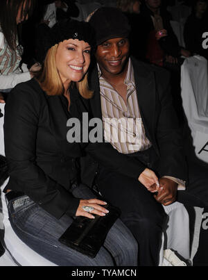 Cantante americana Anastacia e il ragazzo frequentare Julien Macdonald's collezione Autunno/Inverno a Londra la settimana della moda di Londra il 15 febbraio 2008. (UPI foto/Rune Hellestad) Foto Stock