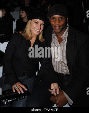 Cantante americana Anastacia e il ragazzo frequentare Julien Macdonald's collezione Autunno/Inverno a Londra la settimana della moda di Londra il 15 febbraio 2008. (UPI foto/Rune Hellestad) Foto Stock