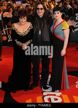 Cantanti inglesi/personaggi televisivi Sharon, Ozzy e Kelly Osbourne frequentare il "Brit Awards' a Earls Court a Londra il 20 febbraio 2008. (UPI foto/Rune Hellestad) Foto Stock