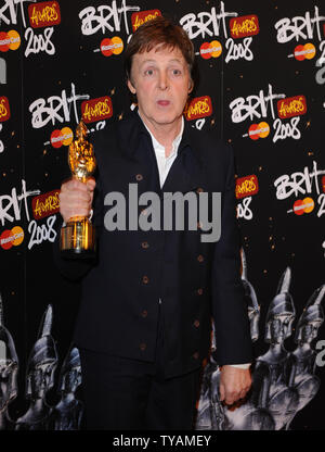 Cantante britannico Paul McCartney assiste il pressroom a "Brit Awards' a Earls Court a Londra il 20 febbraio 2008. (UPI foto/Rune Hellestad) Foto Stock