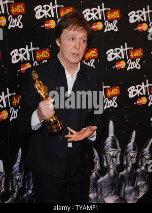 Cantante britannico Paul McCartney assiste il pressroom a "Brit Awards' a Earls Court a Londra il 20 febbraio 2008. (UPI foto/Rune Hellestad) Foto Stock