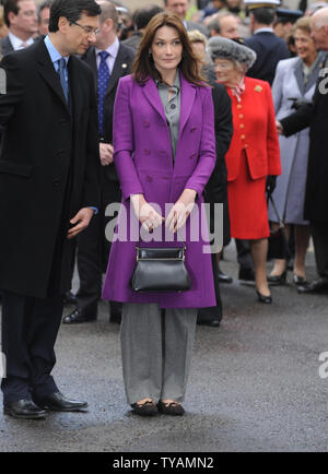 Il Presidente francese Nicolas Sarkozy la moglie Carla Bruni Sarkozy assiste la posa di una corona di fiori alla statua di Charles de Gaulle al Centro Commerciale a Londra il 27 marzo 2008. (UPI foto/Rune Hellestad) Foto Stock