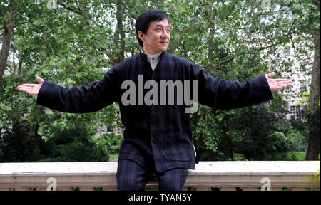 Attore cinese Jackie Chan partecipa a una conferenza stampa per promuovere il suo film 'L' di Wushu presso l'Associazione della Stampa Estera a Londra il 23 maggio 2008. (UPI foto/Rune Hellestad) Foto Stock