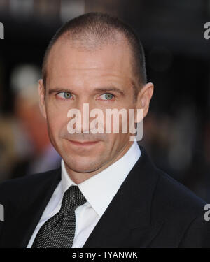 Attore britannico Ralph Fiennes assiste la prima mondiale di "Duchessa" di Odeon Leicester Square a Londra il 3 settembre 2008. (UPI foto/Rune Hellestad) Foto Stock