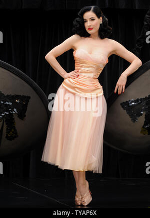 American artista burlesque Dita Von Teese presenta la sua nuova collezione 'Wonderbra da Dita Von Teese' al Covent Garden Piazza a Londra il 23 settembre 2008. (UPI foto/Rune Hellestad) Foto Stock