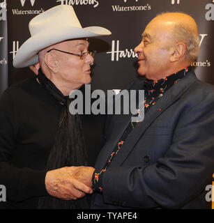 Attore americano Tony Curtis e presidente egiziano di Harrods Mohamed Al-Fayed frequentare una firma di Curtis' autobiografia 'American Prince' a Waterstone's, Harrods a Londra il 21 ottobre 2008. (UPI foto/Rune Hellestad) Foto Stock