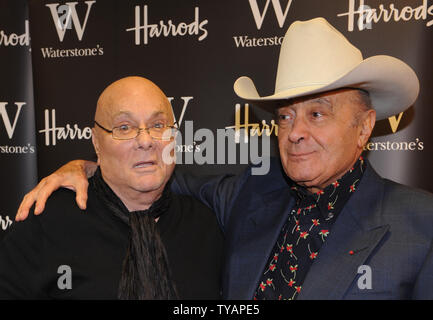 Attore americano Tony Curtis e presidente egiziano di Harrods Mohamed Al-Fayed frequentare una firma di Curtis' autobiografia 'American Prince' a Waterstone's, Harrods a Londra il 21 ottobre 2008. (UPI foto/Rune Hellestad) Foto Stock