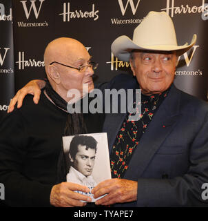 Attore americano Tony Curtis e presidente egiziano di Harrods Mohamed Al-Fayed frequentare una firma di Curtis' autobiografia 'American Prince' a Waterstone's, Harrods a Londra il 21 ottobre 2008. (UPI foto/Rune Hellestad) Foto Stock