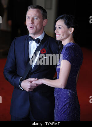 Attore britannico Daniel Craig e fidanzata Satsuko Mitchell frequentare la prima mondiale di "Quantum Of Solace" di Odeon Leicester Square a Londra il 29 ottobre 2008. (UPI foto/Rune Hellestad) Foto Stock