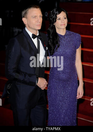 Attore britannico Daniel Craig e fidanzata Satsuko Mitchell frequentare la prima mondiale di "Quantum Of Solace" di Odeon Leicester Square a Londra il 29 ottobre 2008. (UPI foto/Rune Hellestad) Foto Stock