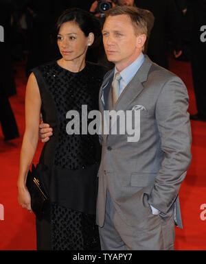 Attore britannico Daniel Craig e fidanzata Satsuku Mitchell frequentare la premiere europeo del 'Defiance' di Odeon Leicester Square a Londra il 6 gennaio 2009. (UPI foto/Rune Hellestad) Foto Stock