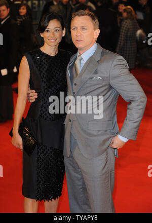 Attore britannico Daniel Craig e fidanzata Satsuku Mitchell frequentare la premiere europeo del 'Defiance' di Odeon Leicester Square a Londra il 6 gennaio 2009. (UPI foto/Rune Hellestad) Foto Stock