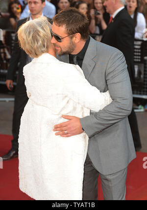 British attrice Helen Mirren e attore australiano Russell Crowe assistere alla premiere di 'state di Gioco' all impero, Leicester Square a Londra il 21 aprile 2009. (UPI foto/Rune Hellestad) Foto Stock