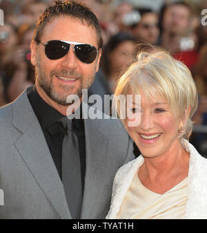 British attrice Helen Mirren e attore australiano Russell Crowe assistere alla premiere di 'state di Gioco' all impero, Leicester Square a Londra il 21 aprile 2009. (UPI foto/Rune Hellestad) Foto Stock