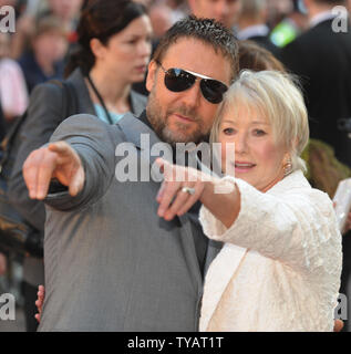 British attrice Helen Mirren e attore australiano Russell Crowe assistere alla premiere di 'state di Gioco' all impero, Leicester Square a Londra il 21 aprile 2009. (UPI foto/Rune Hellestad) Foto Stock