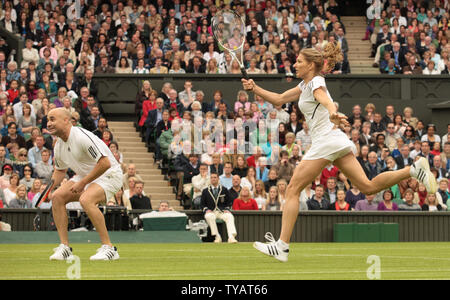 American la stella del tennis Andre Agassi in azione durante un doppio misto corrispondere con la moglie Steffi Graf contro la Gran Bretagna Tim Henman e Kim Clijsters. Il match è stato giocato per celebrare il primo gioco sul nuovo campo centrale di Wimbledon con il tetto completamente chiuso domenica 17 maggio 2009. (UPi foto/Hugo Philpott) Foto Stock