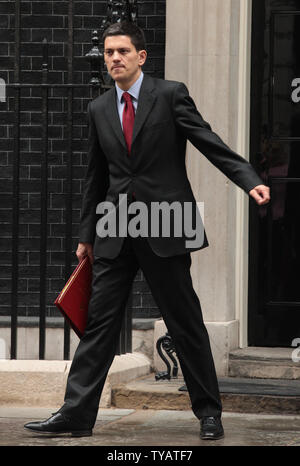 Segretario di Stato per gli affari esteri David Miliband foglie No.10 Downing Street dopo il suo gabinetto incontro con il Primo ministro britannico Gordon Brown a Londra il 9 giugno 2009. Il primo ministro Brown fatte alcune nuove nomine per il suo gabinetto in seguito alle critiche sulla sua leadership. (UPI foto/Hugo Philpott) Foto Stock