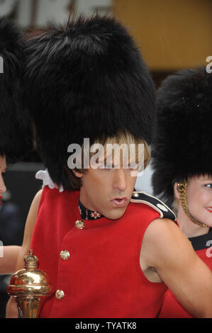 Attore britannico/comico sacha baron cohen assiste la premiere di " Bruno' all impero, Leicester Square a Londra il 17 giugno 2009. (UPI foto/Rune Hellestad) Foto Stock