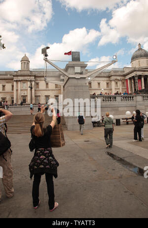 Allievo di arte esegue, come guardare la gente, sul quarto plinto di Trafalgar Square il 7 luglio 2009. Il progetto ispirato da artista britannico Anthony Gormley intitolata "Uno & altri' vedrà una persona diversa a prendere il loro posto sul vuoto il quarto zoccolo ogni ora 24 ore al giorno per 100 giorni. Il 2400 i candidati sono stati scelti a caso da migliaia di richiedenti. (UPI foto/Hugo Philpott) Foto Stock