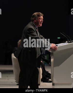 Affiancamento al business Segretario Kenneth Clarke offre il suo discorso ai delegati di partito al 2009 Congresso del Partito Conservatore di Manchester il 6 ottobre 2009. UPI/Hugo Philpott Foto Stock