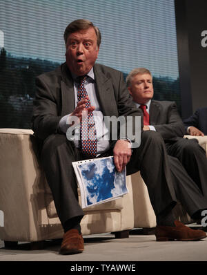 Affiancamento al business Segretario Kenneth Clarke risponde alle domande da parte dei delegati al 2009 Congresso del Partito Conservatore di Manchester il 6 ottobre 2009. UPI/Hugo Philpott Foto Stock